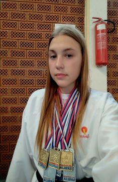 Тринаест медаља  за  ученицу Иву Павловић  у каратеу 